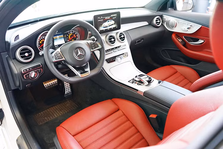 C43 AMG 4MATIC Coupe sử dụng động cơ 3.0L V6 tăng áp siêu nạp sản sinh ra công suất cực đại 367 mã lực và cho ra mô-men xoắn 520 Nm giúp chiếc xe có thể tăng tốc 0-100 km/h trong 4,7 giây và có thể đạt vận tốc tối đa giới hạn điện tử 250 km/h. Ngoài ra, xe còn được trang bị hộp số tự động 9 cấp 9G tronic và hệ dẫn động 4 bánh 4MATIC.