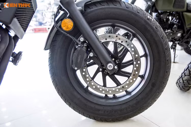 Thay vì cấu hình vành nan trước/sau 18 - 15 inch như thế hệ đầu, Rebel 500 mới được trang bị vành đúc 10 cánh xoắn có đường kính 16 inch cho cả 2 bánh. Kết hợp với vành trước là lốp Dunlop đường kính 130/90/16 cùng hệ thống phanh đĩa Nissin. Phuộc trước của Rebel 500 có dạng ống lồng truyền thống với đường kính ti trong 41mm. 