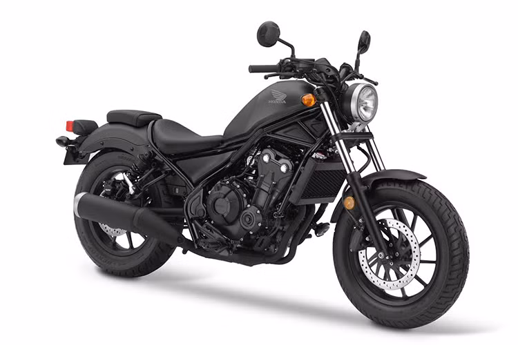 Nhằm đáp ứng nhu cầu ngày càng tăng của khách hàng, Honda Việt Nam (HVN) đã chính thức trình làng phiên bản mới của dòng xe môtô cruiser Honda Rebel 500 mới. Điểm khác biệt lớn nhất của phiên bản mới này chính là sự bổ sung thêm lựa chọn màu Đen Xanh và Đen Xám.