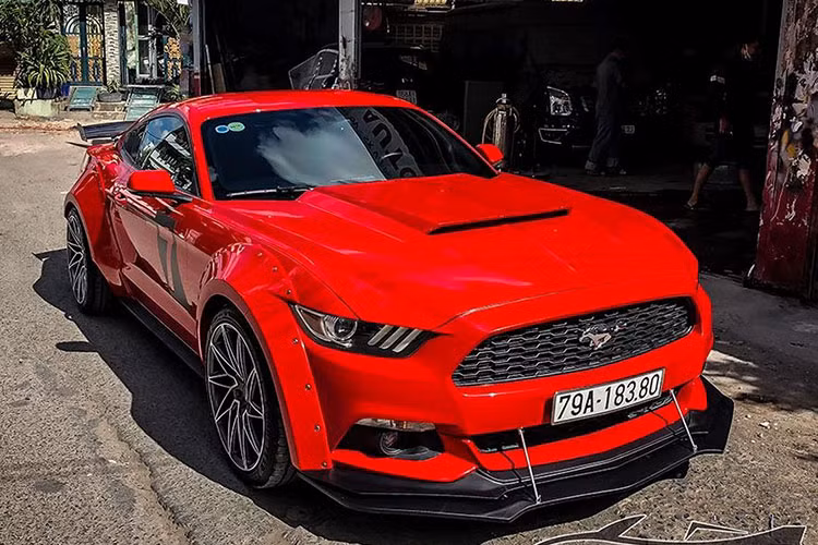Mẫu xe Ford Mustang 2018 độ lại lần này là phiên bản thế hệ mới nhất, hiện tại còn khá hiếm tại thị trường Việt Nam. Chủ xe ở Nha Trang đã mạnh tay nâng cấp ngoại hình cho xế cưng với phong cách widebody và một số chi tiết khác giúp ngoại hình chiếc xe trở nên hầm hố và thể thao hơn, gây sự chú ý hơn khi xuất hiện trên phố.