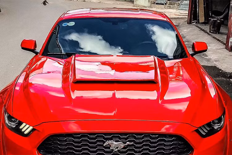 Phần cản trước của chiếc xe Ford Mustang phiên bản mới nhất này cũng đã được bổ sung tấm ốp tạo cảm giác gầm xe thấp hơn và khí động học hơn. Capô xe được xử lý lại với khe hút gió lớn tạo thêm vẻ ấn tượng.