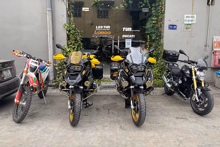 Các điểm nhấn đáng chú ý trên GS và GSA bản kỷ niệm có thể kể đến tem màu vàng cùng tem thể hiện trang bị Option 719 giúp xe được trang bị sẵn ốp bảo vệ hai đầu xylanh. Cả hai xe đều được trang bị sẵn ốp chắn tay màu vàng, yên xe một mảnh màu đen vàng ăn nhập với tổng thể xe. 