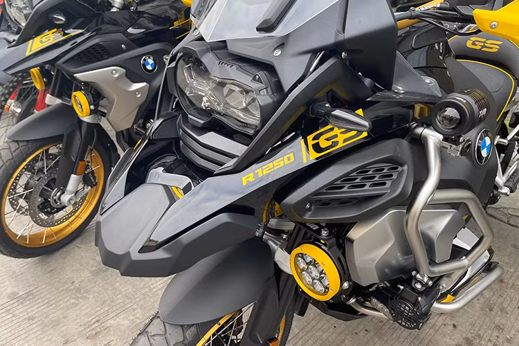 Ngoài các điểm nhấn đặc biệt được thiết kế riêng, BMW R1250GS và R1250GS Adventure 40 Years GS Edition vẫn giữ nguyên trang bị và thiết kế như bản GS 2021 đang bán ra trên thị trường hiện nay. 