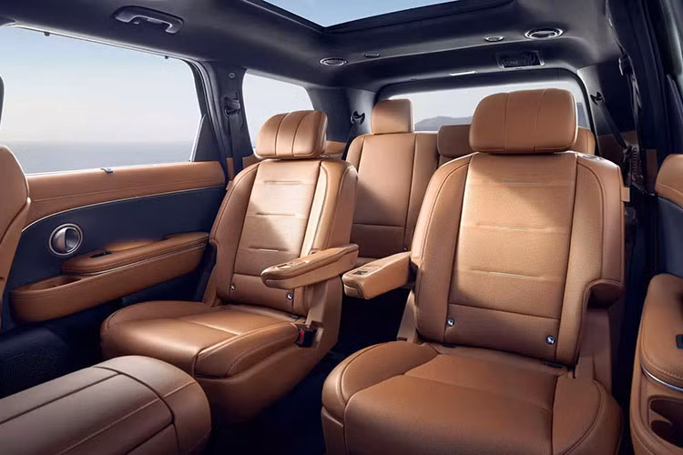 Một trong những thay đổi đáng chú ý trên Hyundai Palisade 2026 là việc loại bỏ động cơ V6 truyền thống, thay thế bằng dòng động cơ 4 xi-lanh. Phiên bản tiêu chuẩn sử dụng động cơ tăng áp 2.5L, sản sinh công suất 281 mã lực và mô-men xoắn 422 Nm, kết hợp với hộp số tự động 8 cấp.