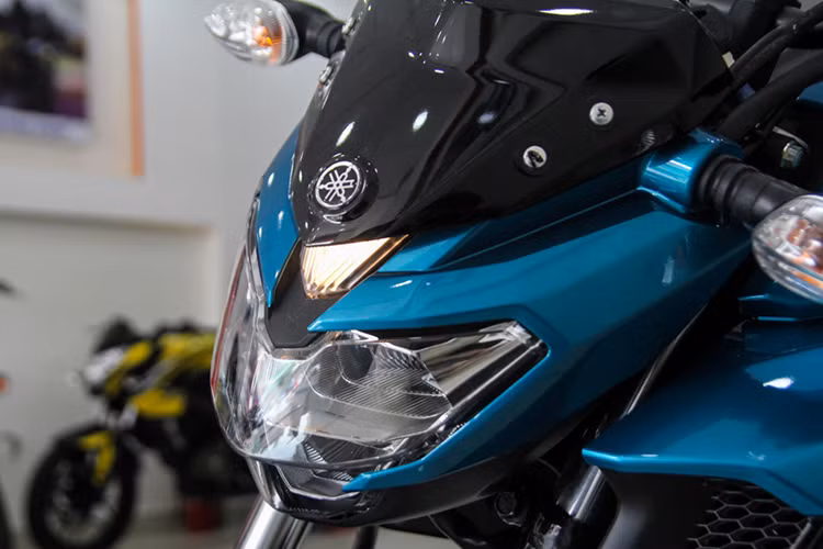 Ngoài ra, mẫu xe này còn có chiều cao gầm 160 mm. Yên của Yamaha FZ 25 mang đến tư thế ngồi thể thao hơn so với FZ 2.0 nhờ tay lái ngắn hơn 15 mm. Phần hông của người lái Yamaha FZ 25 sẽ dịch lên phía trước 30 mm so với FZ 2.0. Xe được trang bị đèn pha và đèn hậu dạng LED cùng đèn định vị ban ngày khá thú vị.