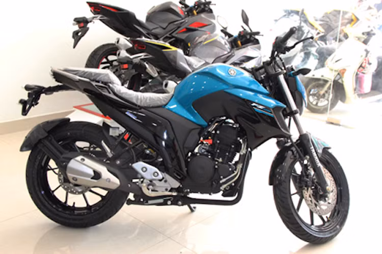 Mẫu xe môtô Yamaha FZ 25 là dòng naked-bike phân khối nhỏ giá rẻ lần đầu tiên ra mắt tại thị trường Ấn Độ vào hồi cuối tháng 1/2017 vừa qua. Mới đây, mẫu xe này đã được một đại lý nhập khẩu xe máy tư nhân không chính hãng tại TP HCM đưa về bán tại Việt Nam.