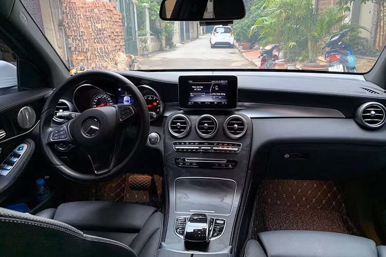 Bên trong nội thất, Mercedes-Benz GLC 300 gây ấn tượng mạnh với khoang nội thất sáng trọng, điểm nhấn của nội thất chính là bảng điều khiển liền khối cùng toàn bộ chất liệu cao cấp làm từ da, gỗ và hợp kim nhôm. Ghế người lái và hành khách phía trước điều chỉnh điện, bộ nhớ 3 vị trí cho ghế trước, tay lái và gương chiếu hậu bên ngoài...