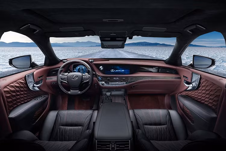 Về hệ thống treo, Lexus đã nâng cấp hệ thống treo đa liên kết mới linh hoạt hơn để áp dụng vào thân xe LS 500h. Kết quả, cấu trúc thân xe mới và hệ thống treo cho phép Lexus LS 500h vận hành ưu việt hơn, nâng cao sự ổn định cân bằng và đem lại cảm giác trên xe êm ái hơn.