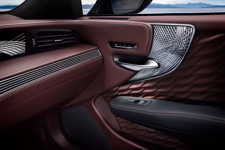 Cabin của Lexus LS 500h được xây dựng với bố cục 3 khoang, cùng 6 cửa sổ trên xe lắp phẳng liền mạch với các cột bên. Thiết kế nội thất của LS 500h được tạo ra từ sự kết hợp giữa mỹ học Nhật Bản và thủ công truyền thống, với tinh thần tập trung vào sự "tiện nghi cấp tiến".