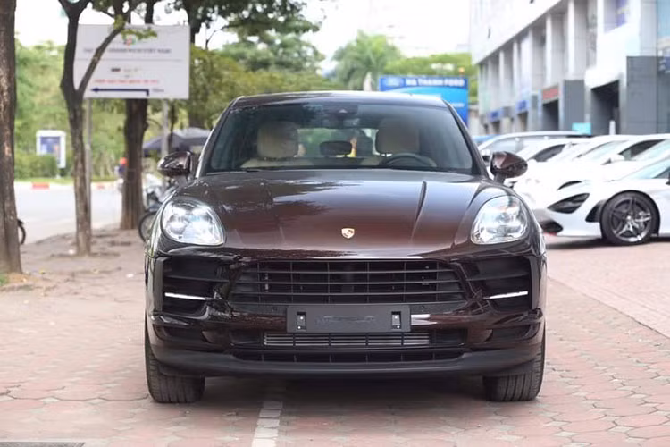 Hệ thống đèn pha trên Macan phiên bản 2019 được nâng cấp lên dạng đèn LED giống với đàn anh Cayenne trước đó. Những chi tiết khác ở phần đầu xe dường như không có nhiều sự thay đổi nào đáng chú ý.