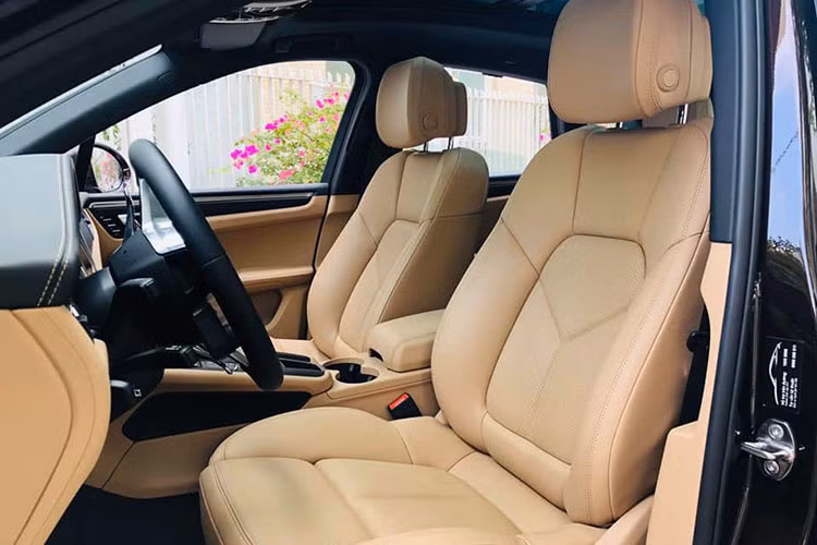 Những tùy chọn cho khoang nội thất của mâcn 2019 bao gồm vô-lăng GT Sport bọc da lộn lấy cảm hứng từ mẫu siêu xe 911, kính chắn gió sưởi ấm và một bộ ion hóa để thanh lọc không khí bên trong xe.