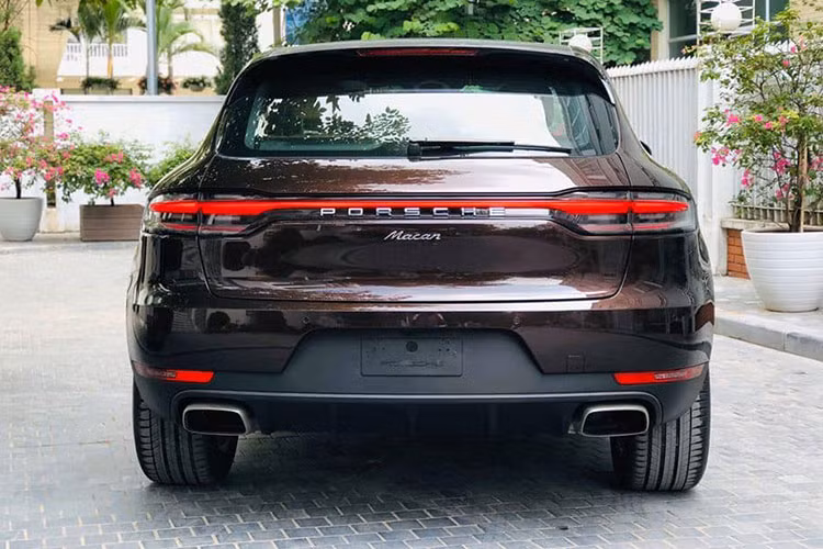 Ở phía sau, Macan 2019 cũng nhận được "cụm đèn LED ba chiều" tương tự đèn pha. Kiểu đèn này được chia sẻ từ đàn anh Cayenne và Panamera.