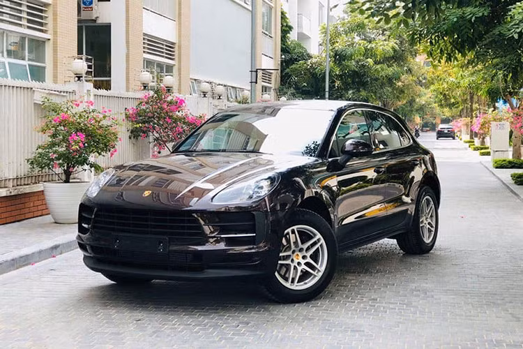  Porsche Macan 2019 mới ra mắt tại thị trường Việt Nam vào khoảng tháng 7/2019 vừa qua, Macan 2019 chính hãng được phân phối với 2 phiên bản là tiêu chuẩn và bản S. Trên thị trường xe cũ, những mẫu xe Mâcn "chạy lướt" như trong bài viết này khá hiếm. Đây được xem là mẫu xe nhập khẩu tư nhân được chủ nhân chào bán.