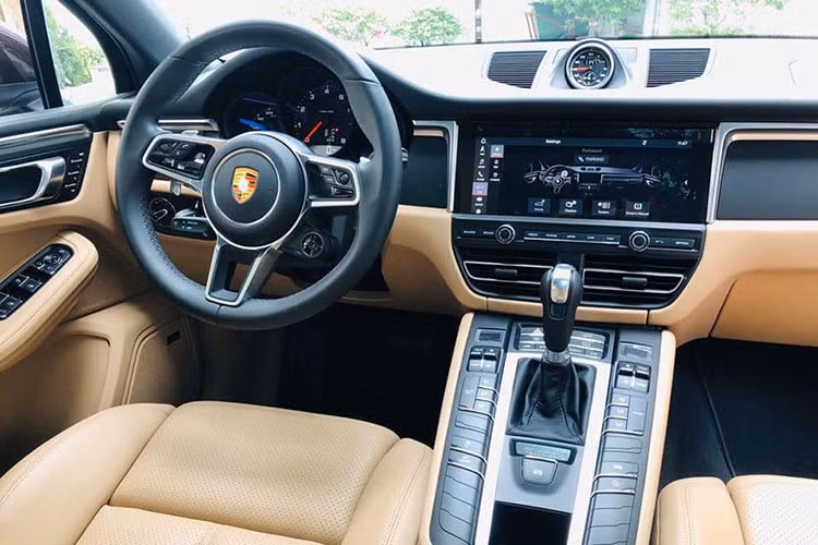 Bên trong, Macan 2019 sở hữu một hệ thống thông tin giải trí với màn hình kích thước 10,9 inch cảm ứng tích hợp công nghệ điều khiển bằng giọng nói, WLAN hotspot và Porsche Connect Plus. Trong đó, Porsche Connect Plus bao gồm một module điện thoại hỗ trợ kết nối 4G LTE và một đầu đọc thẻ SIM.