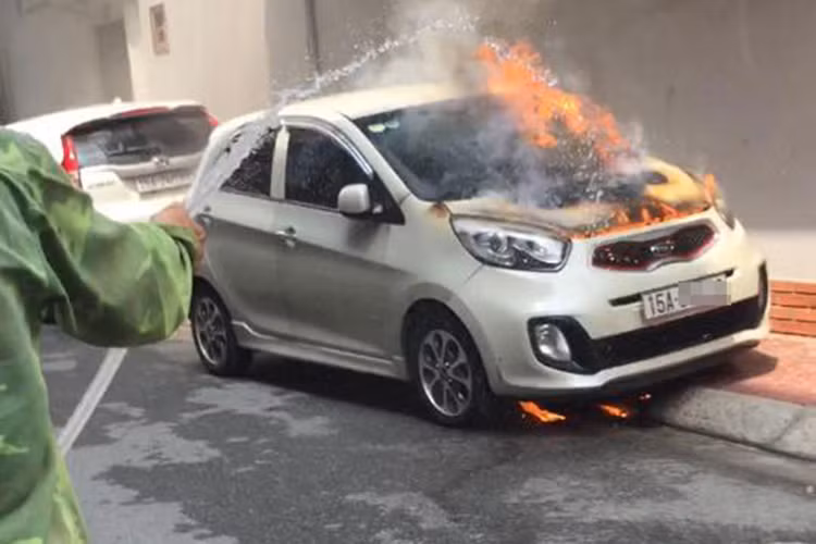 Khi phát hiện ra vụ cháy, người dân sống xung quanh khu vực đã dùng nước và bình cứu hỏa để dập lửa. Ngọn lửa đã nhanh chóng bị khống chế nên phần thân và đuôi chiếc Kia Morning không bị ảnh hưởng.