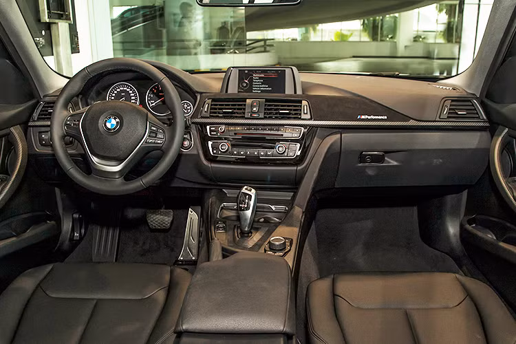 Bên trong, nội thất của 320i sở hữu màu đen cá tính, phiên bản này được ốp carbon ở khu vực điều khiển trung tâm, hai bên cửa và cần số. Bàn đạp thể thao M Performance và nẹp bậc cửa phát sáng M Performance ấn tượng hơn, bảng điều khiển được bọc da lộn phong cách thể thao.