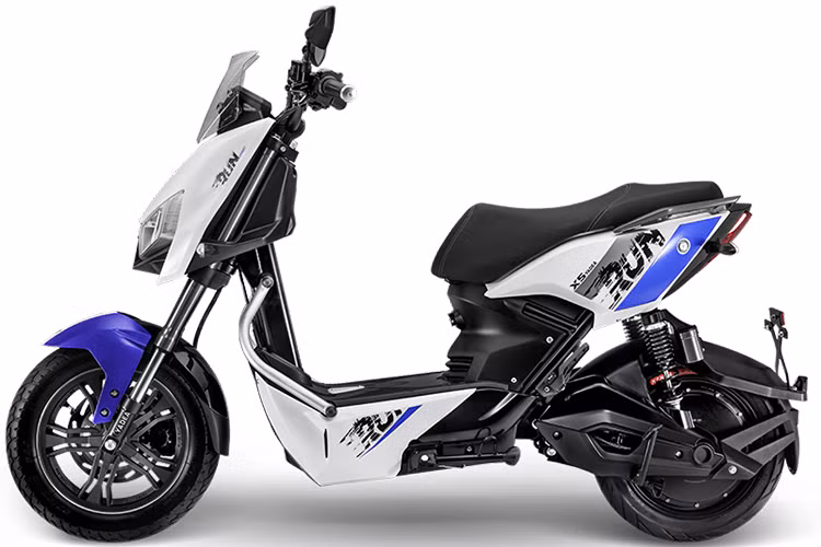 YADEA X5 sử dụng 6 bình ắc quy Graphene độc quyền của YADEA cho phép di chuyển tới 90km với mỗi lần sạc. Ắc quy Graphene có tuổi thọ lên tới 5 năm, tương đương khoảng 1.300 lần sạc, cao gấp 3-4 lần so với các ắc quy thông thường và đảm bảo quãng đường di chuyển dài trong suốt vòng đời. Hệ thống giảm xóc trước (upside down) kết hợp giảm xóc (air) kép ở phía sau tăng cường độ ổn định ở tốc độ cao và địa hình di chuyển xấu, tối ưu hơn cho nhu cầu tải nặng.