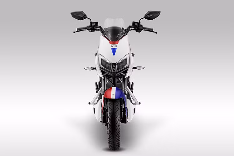 Hướng tới cảm giác của một chiếc xe thể thao thực thụ, YADEA X5 thế hệ mới đã sử dụng bộ yên hai tầng và cụm tay lái thế hệ mới có thể điều chỉnh để phù hợp với thể trạng của người điều khiển, đồng thời cho phép đạt được góc đánh lái rộng hơn đáp ứng khả năng vào cua thoải mái, tự tin hơn. Khoảng sáng gầm cũng được nâng cao lên tới 135mm dựa trên môi trường đô thị Việt Nam.