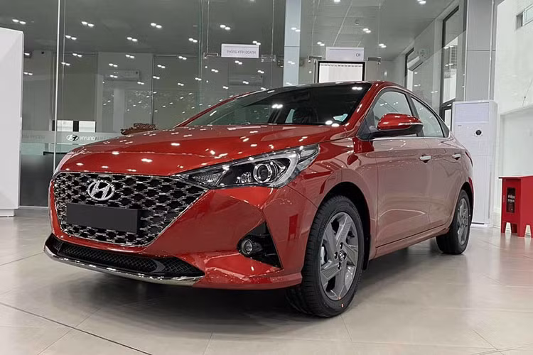 Đáng chú ý, doanh số Hyundai Accent bất ngờ vượt qua hàng loạt tên tuổi top 1 trong những tháng gần đây để chễm chệ ở ngôi đầu với hơn 3.300 xe bán ra. Đây là lần thứ 2 trong năm 2021 Hyundai Accent bước lên vị trí cao nhất của Top 10 ôtô bán nhiều nhất trong tháng.