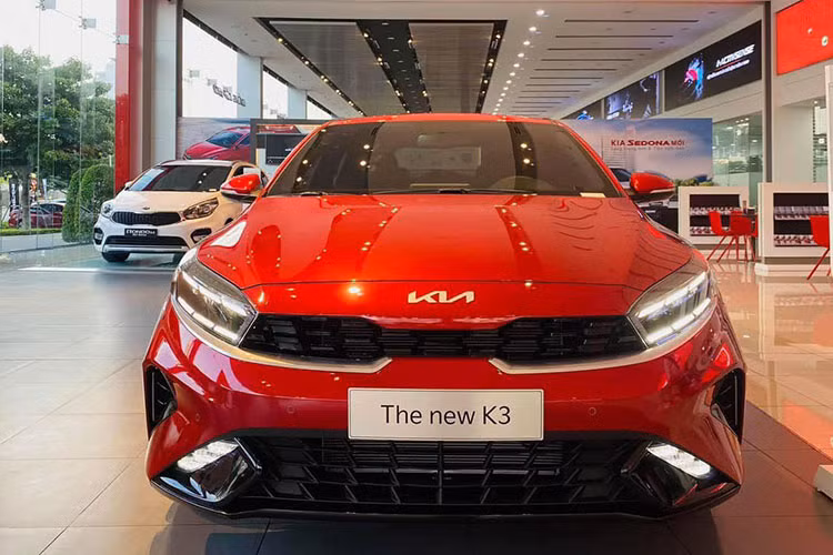Nối tiếp đà tăng trưởng của Kia Cerato, bản nâng cấp mới K3 tiếp tục cho thấy sự vững vàng của mình khi tiếp tục giữ thứ hạng cao trong Top 10 xe bán chạy nhất tháng với 1.215 xe được bán ra. Trong tầm giá 650 triệu đồng, Kia K3 hiện tại là mẫu xe “vô đối” trong phân khúc tại Việt Nam. 