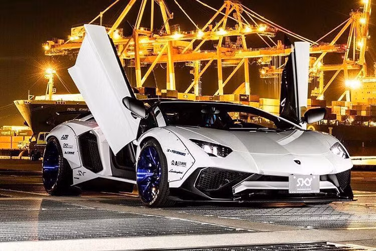 Hệ thống ống xả được tinh chỉnh của hãng độ Liberty Walk giúp khối động cơ hút khí tự nhiên V12 6.5 lít của có âm thanh mạnh mẽ hơn. Chưa rõ giá của gói độ Liberty Walk dành cho Aventador SV. Tại thị trường Mỹ, Lamborghini Aventador SV đã có giá khởi điểm hơn 400.000 USD.