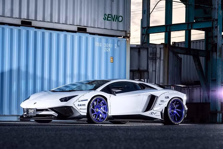 Liberty Walk là hãng độ Nhật Bản nổi tiếng với rất nhiều sản phẩm tạo hiệu ứng thị giác mạnh. Mới đây, hãng này tiếp tục tung ra gói độ ấn tượng dành cho siêu xe Lamborghini Aventador SV. Siêu phẩm Aventador SV trắng được gắn những bộ phận bằng vật liệu sợi carbon mờ đắt tiền.