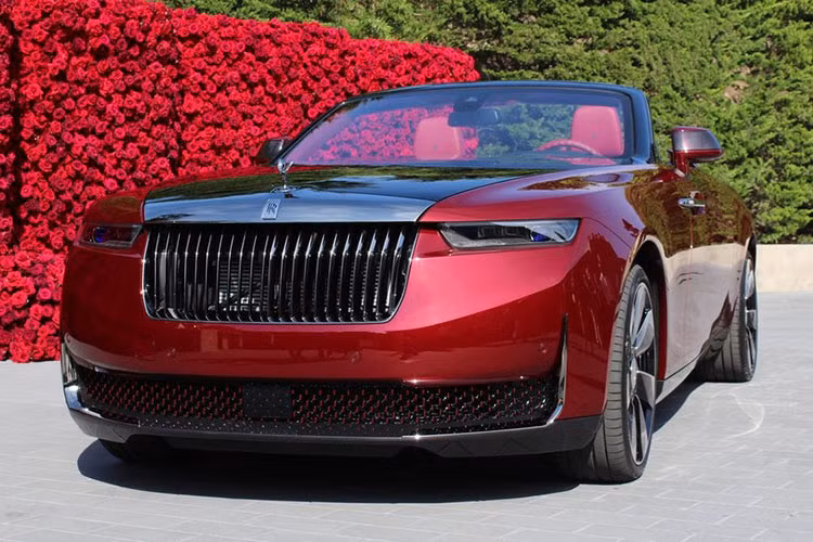 Trong sự kiện Monterey Car Week 2023 diễn ra tại bang California, Mỹ, bộ phận Coachbuild của hãng Rolls-Royce đã chính thức vén màn mẫu xe siêu sang giới hạn số lượng mới mang tên Droptail. Theo hãng xe sang Anh quốc, chỉ có đúng 4 chiếc Rolls-Royce Droptail 2024 siêu sang được sản xuất và bán ra trên toàn cầu.