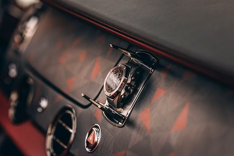 Mặt táp-lô của Rolls-Royce La Rose Noire Droptail được ốp từ 1.603 mảnh gỗ màu đen với họa tiết trang trí gợi liên tưởng đến hình ảnh cánh hồng rơi. Ghế của xe được bọc da màu đỏ True Love phối đỏ Mystery.