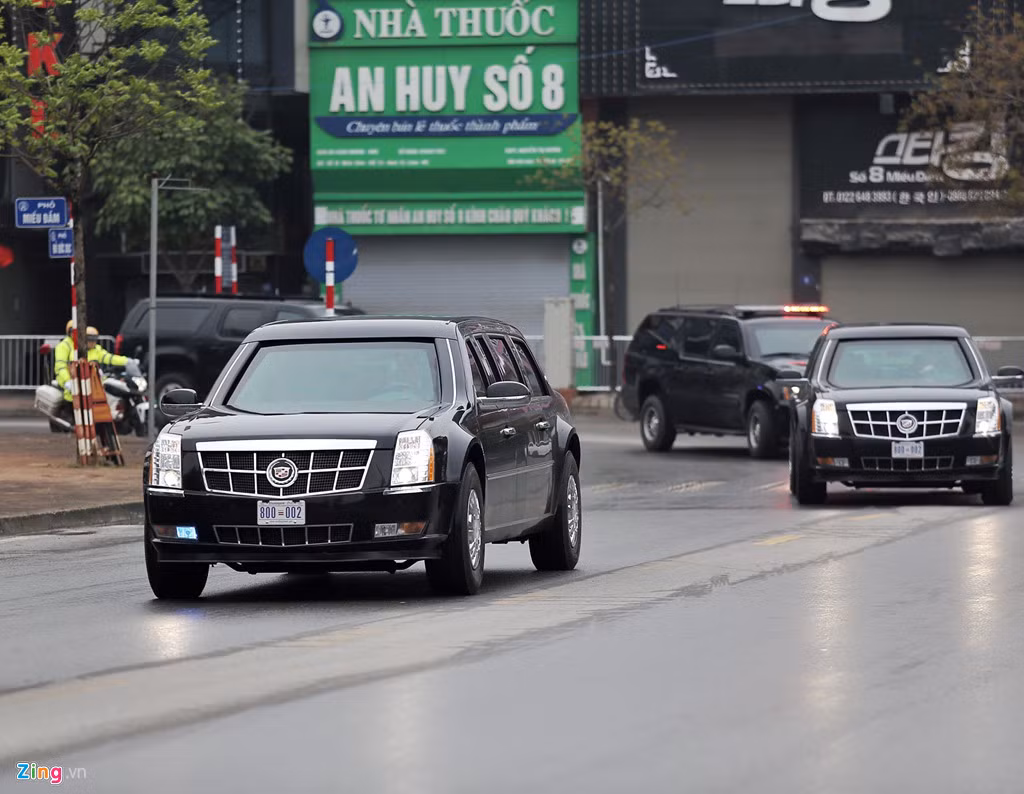 Đoàn xe của tổng thống Mỹ gồm nhiều chiếc, nổi bật nhất là Cadillac One, thường được gọi là The Beast (quái thú). Đây là mẫu xe chống đạn đặc biệt được thiết kế dành riêng cho việc đi lại của tổng thống Mỹ. Qua mỗi đời tổng thống, Cơ quan Mật vụ Mỹ sẽ đặt hàng General Motors (GM) sản xuất mẫu The Beast mới. Ảnh: Nhóm PV