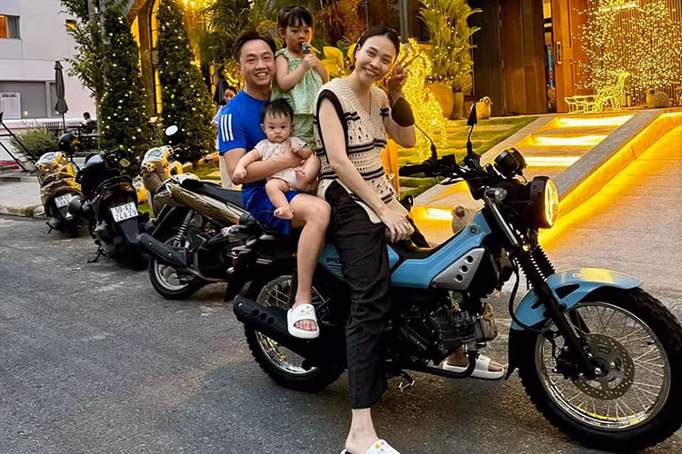 Ngoài ra, tay chơi siêu xe Cường Đô la còn chia sẻ trên trang cá nhân nhiều hình ảnh về chiếc xe máy mới nhất được người bạn hàng xóm của mình gửi tặng. Đáng chú ý là hình ảnh vợ anh, Đàm Thu Trang chở cả Cường Đô la và hai con ngồi phía sau Yamaha PG-1.