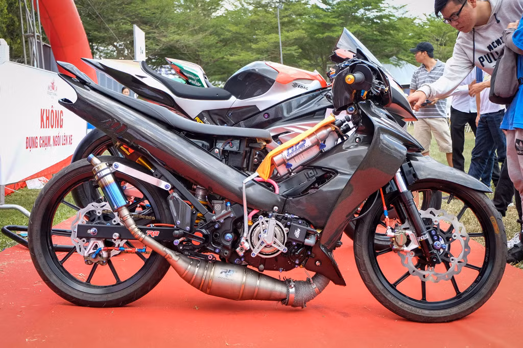 Mới đây, một chiếc Yamaha Z125 đời 2002 độ "khủng" xuất hiện tại Đại hội Môtô Việt Nam diễn ra tại Đồng Nai, thu hút rất nhiều sự chú ý của người tham quan. Theo chia sẻ của xưởng độ, bản độ có trị giá hơn 800 triệu đồng, tính cả tiền mua xe.