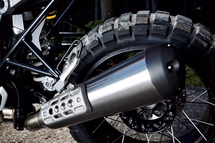 Những điểm nhấn khác của BMW R nineT Urban G/S nằm ở màu sơn cổ điển, yên màu đỏ cao 850 mm, nếu muốn thay đổi mâm xe khách hàng có thể mua BMW R nineT Urban G/S với lốp gai và vành nan hoa. Hệ thống ống xả của xe không có nhiều thay đổi ngoài việc thêm nẹp cá tính hơn.