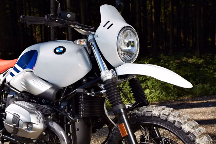 Kiểu dáng của R nine T Urban G/S được lấy cảm hứng từ mẫu concept BMW Lac Rose được "trình làng" vào tháng 6/2016 và gần như không có thay đổi. So với các phiên bản R nine T thường, khác biệt lớn nhất của R nine T Urban G/S đó là hệ thống treo đã có khoảng hành trình nâng cao hơn nhiều, giúp chiếc xe có thể dễ dàng vượt qua những địa hình khó.