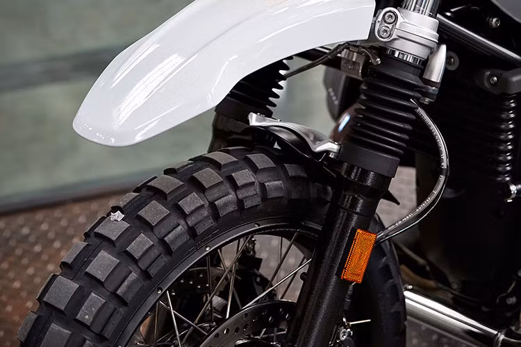 Nằm dưới phiên bản cao cấp nhất R nine T Roadster, R nine T Urban G/S chỉ được trang bị bình xăng thép thay vì nhôm, bảng đồng hồ đơn giản hơn, phuộc ống lồng thay vì phuộc USD và cặp mâm đúc 5 cánh 17 inch. Tuy nhiên nếu có nhu cầu "trèo đèo vượt suối" cao, khách hàng có thể đặt chiếc xe với cặp bánh căm trước/sau 17/19 inch của R1200GS Adventure.