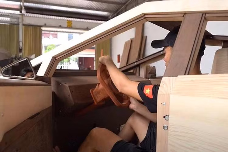 Về chiếc bán tải điện Tesla Cybertruck bằng gỗ, ngay sau khi hoàn thiện đã thu hút sự chú ý của nhiều người mê xe trên khắp thế giới. Toàn bộ quá trình hoàn thiện chiếc Cybertruck được miêu tả kỹ lưỡng trong một đoạn video dài khoảng hơn 20 phút.