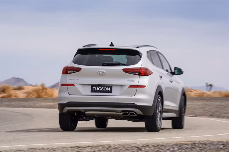 Giá xe Hyundai Tucson phiên bản cũ hiện đang bán ra tại thị trường Việt Nam thấp nhất là 760 triệu đồng, cao nhất là 890 triệu đồng. Mẫu crossover Hàn Quốc này sẽ cạnh tranh trực tiếp với các đối thủ như; Mazda CX-5, Honda CR-V, Nissan X-Trail, Mitsubishi Outlander. Từ đầu năm, Tucson đạt doanh số 2.353 xe, xếp sau CR-V và CX-5.