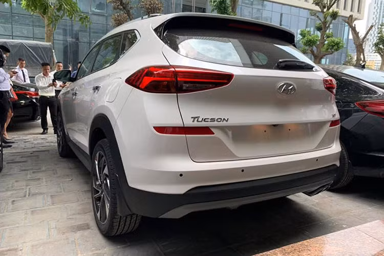 Do là phiên bản nâng cấp nhẹ giữa vòng đời, Tucson giữ nguyên động cơ. Tại Việt Nam, crossover Hàn Quốc hiện có lựa chọn máy dầu 2.0, máy xăng 2.0 và máy xăng 1.6 Turbo, với 4 phiên bản. Nhằm dọn đường cho phiên bản 2019 ra mắt trong tháng này, Tucson cũ được các đại lý giảm giảm giá khoảng từ 10 cho đến 20 triệu trong 2 tháng gần đây.