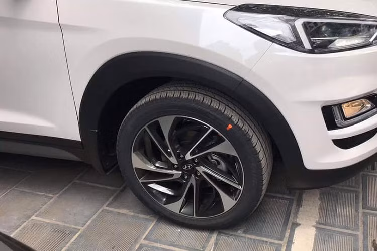 Hai bên sườn xe không thay đổi, vẫn là ốp dè màu đen chạy quanh. Tuy nhiên Tucson 2019 sử dụng la-zăng thiết kế mới, kích thước giữ nguyên.