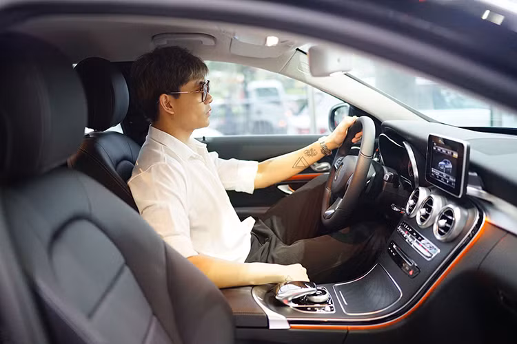 Một số công nghệ tích hợp trên mẫu xe Mercedes-Benz C300 AMG mới bao gồm đĩa phanh trước đục lỗ, phím chuyển số trên tay lái, hệ thống treo hạ thấp và hệ thống lái thể thao nhạy tốc độ. Hệ thống giải trí nghe nhìn với màn hình 5 inch, chức năng kết nối điện thoại qua Bluetooth, dàn CD 6 đĩa, đàm thoại rảnh tay... 