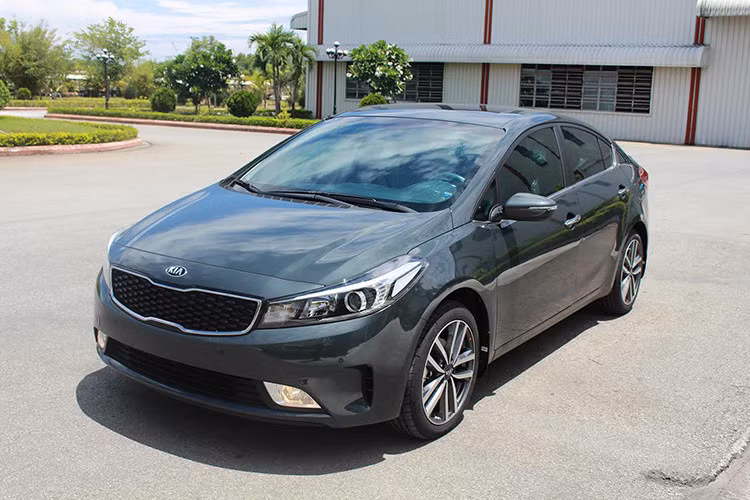 Giá ôtô Kia Morning sang 2018 đã xuống còn 290 triệu đồng trở thành mẫu xe 5 chỗ ngồi rẻ nhất nhì thị trường. Tuy nhiên, giảm giá mạnh nhất chính là mẫu Kia Cerato lắp trong nước. Phiên bản 2.0 AT giảm tới 32 triệu đồng dịp cuối năm 2017 và sang đầu năm 2018 giảm tiếp 41 triệu đồng, xuống còn 629 triệu đồng.