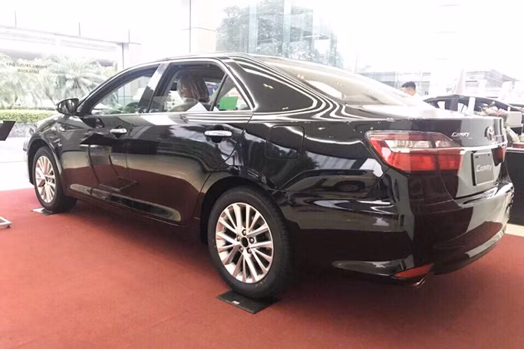 Kích thước của Toyota Camry 2017 phiên bản nâng cấp mới tại Việt Nam này không thay đổi nhiều so với trước, cụ thể chiều dài tổng thể 4.850 mm, rộng 1.825 mm, cao 1.470 mm và chiều dài cơ sở 2.775 mm. Khoảng sáng gầm 150 mm, dung tích bình xăng 65 lít và bán kính quay 5,5 m.