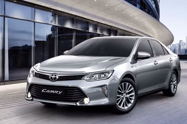 Tại Việt Nam, kể từ lần ra mắt đầu tiên vào tháng 1/1998, mẫu xe sedan Camry của Toyota đã nhanh chóng nhận được sự đánh giá cao, sự tin dùng và sự mến chuộng của người tiêu dùng Việt Nam với tổng doanh số bán hàng cộng dồn đạt gần 55.000 xe, chiếm gần 80% thị phần của VAMA trong phân khúc xe hạng trung cao cấp.