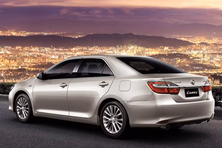 Bên cạnh đó, Toyota Camry 2017 nâng cấp mới sẽ có giá bán lần lượt là 997 triệu đồng, 1,161 tỷ đồng và 1,302 tỷ đồng (tương ứng với 3 phiên bản 2.0E, 2.5G và 2.5Q). Mức giá của phiên bản mới này cũng rẻ hơn phiên bản cũ của Camry đang bán ra tại Việt Nam từ 75 – 101 triệu đồng.