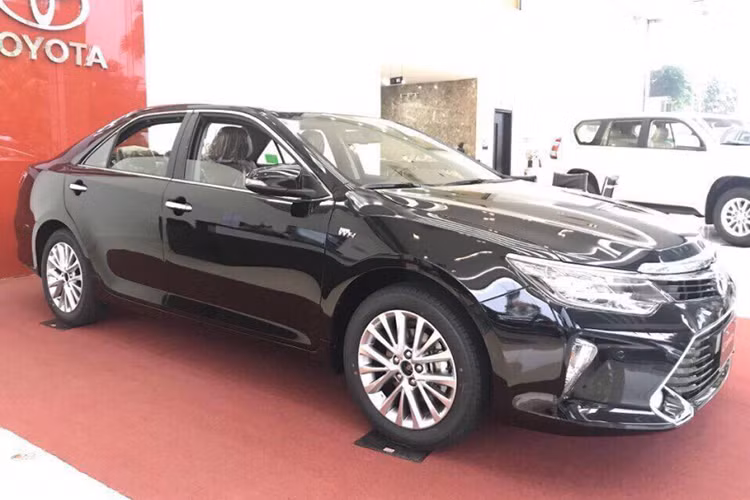 Mẫu xe sedan Toyota Camry 2017 vừa chính thức được giới thiệu tại thị trường Việt. Camry phiên bản cải tiến 2017 vẫn duy trì 3 phiên bản: 2.5Q, 2.5G và 2.0E cùng một số thay đổi về thiết kế nội ngoại thất, cũng như có giá bán "dễ chịu" hơn so với các phiên bản được bán ra trước đây.