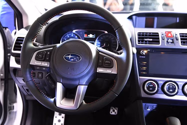 Phiên bản XV 2016 mới này được trang bị; chức năng ga tự động Cruise Control, nút khởi động Engine Start Stop, hệ thống khóa thông minh chống trộm Engine Immobiliser...
