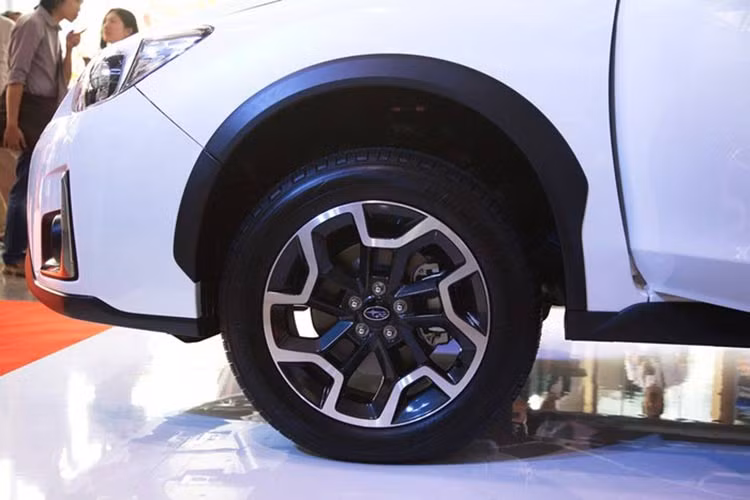 XV phiên bản 2016 sở hữu bộ mâm hợp kim 17 inch vẫn theo kiểu cách điệu cá tính nhưng giờ đây đã uốn cong hơn theo chiều kim đồng hồ mang tính khí động học hơn.