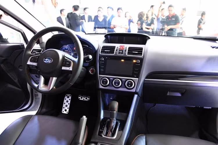 Bên trong nội thất, XV 2016 được Subaru trang bị vô-lăng mới với da bọc chất lượng cao và các đường chỉ màu cam nổi bật (cũng hiện diện trên cả ghế ngồi, cần số...).