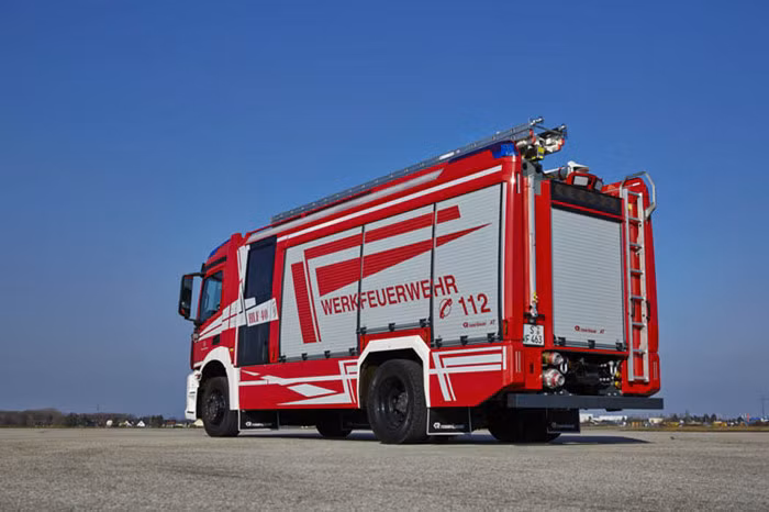 Xe cứu hoả được trang bị hệ thống dập lửa mạnh mẽ. Hệ thống bơm cứu hoả N45 có khả năng bơm 4.500 lít/phút. Một thùng chứa nước 2.500 lít và thùng chứa bọt 200 lít. Hệ thống phun bọt điều khiển điện-điện tử Digimatic 42 có công suất tới 42 lít/phút.