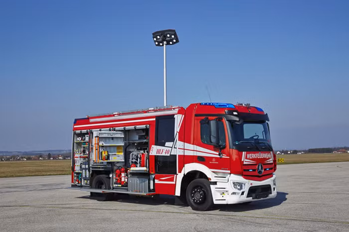 Những chiếc xe này có chiều dài 8.100mm, rộng 2.500mm và cao 3.300mm, trục cơ sở 4.600mm. Hệ động lực gồm một động cơ diesel common-rail V6 dung tích 10,7 lít, công suất 428 mã lực tại 1.800v/ph, kết hợp với hộp số tự động 12 cấp Mercedes Powershift 3.