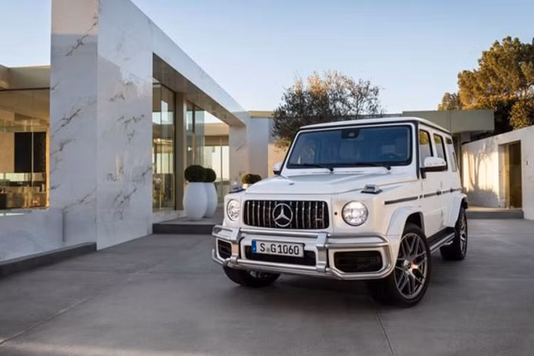 Chưa rõ mức giá bán chính hãng Mercedes-AMG G63 Edition 1 của Minh Nhựa, chỉ biết rằng, Mercedes-AMG G63 Edition 1 được đưa về nước theo diện nhập khẩu không chính hãng được chào bán hơn 12,1 tỷ đồng. Giá xe Mercedes-Benz chính hãng hiện nay mới chỉ công bố phiên bản Mercedes-AMG G63 tiêu chuẩn có giá khởi điểm 10,619 tỷ đồng.